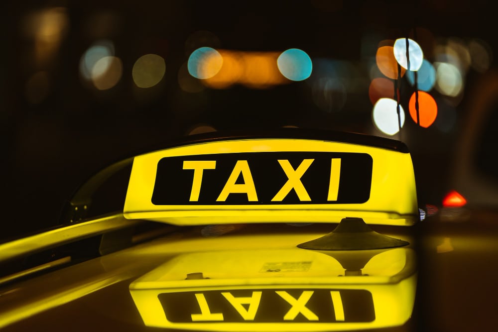 Taxi im Dienst mit Dachschild